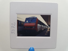 Photo Diapo Diapositive TRAIN Wagon Locomotive Electrique SNCF Sybic 26015 à Paris Gare De Lyon 01/1991 VOIR ZOOM - Diapositives