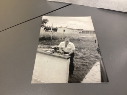 Photo Snapshot 1980 Noir Et Blanc,  Homme, Debout, Un Peu Penché Sur Bois, Sel, Poivre - Personnes Anonymes