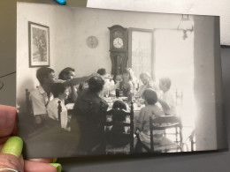 Photo Snapshot 1980 Noir Et Blanc, Homme, Femme, Assis à Table En Train De Manger, Il Lève Le Verre Horloge Horloge - Personnes Anonymes