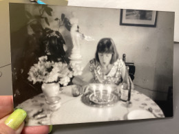Photo Snapshot 1980 Noir Et Blanc, Photo Un Peu Femme Qui Souffle Ses Bougies Gâteau D’anniversaire, Statut Fleur - Personnes Anonymes
