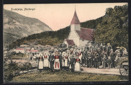 AK Brudefolge /Hardanger, Anwohner In Trachten Vor Der Kirche  - Norvegia