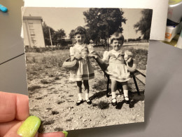 Photo Snapshot Noir Et Blanc, 1950 Deux Petites Filles Habillées, Pareil, Une Assise Sur Une Chaise, L’autre, Panier à L - Personnes Anonymes