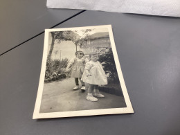Photo Snapshot Noir Et Blanc, 1950 Deux Petites Filles, En Train De Marcher Dans Le Jardin, Fils à Linge Au-dessus Fleur - Personnes Anonymes
