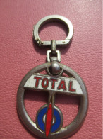 Lubrifiants / TOTAL / Vinted / Avec Flamme / AUGIS Lyon/ Bronze Nickelé Cloisonné émaillé/ Vers 1960-1970    POC803 - Key-rings