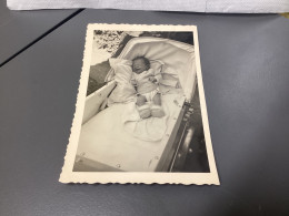 Photo Snapshot Noir Et Blanc, 1950 Petit Bébé, Couché Dans Son Landau, En Couche En Train De Pleurer - Anonieme Personen