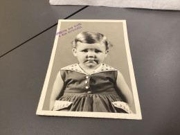 Photo Snapshot Noir Et Blanc, 1950 Portrait D’une Petite Fille Et épreuve Non Virée, Non Retouchées, Portrait D’enfant - Anonymous Persons