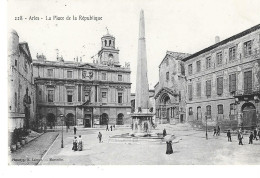 13 - ARLES - La Place De La République  (petite Animation) - Arles