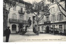 13 - ARLES - Place Du Forum - Les Hôtels - Statue De Frédéric Mistral  (autobus Ancien à Droite) - Arles