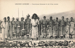 MIKICP8-004- COMORES COMORIENNES BETONNANT LE TOIT D UNE MAISON - Komoren