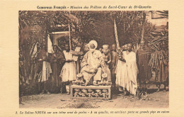 MIKICP8-016- CAMEROUN LE SULTAN NJOYA SUR SON TRONE ORNE DE PERLES GRANDE PIPE EN CUIVRE - Cameroun