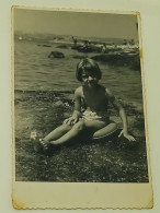 A Little Girl Is Sitting By The Sea - Anonieme Personen