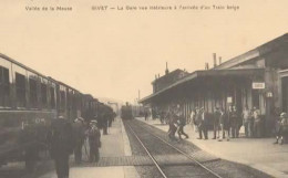 REPRO, VALLEE DE LA MEUSE, GIVET, LA GARE A L ARRIVEE D UN TRAIN BELGE REF - Gares - Avec Trains