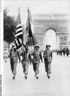 AKPP11-0822-MILITAIRE - LIBERATION DE PARIS - LES DRAPEAUX AMERICAINS AU DEFILE  - Patriotic