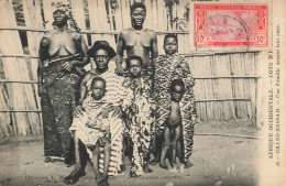 MIKICP8-043- COTE D IVOIRE GRAND BASSAM UNE FAMILLE DEVANT LEUR CASE SEINS NU - Ivory Coast
