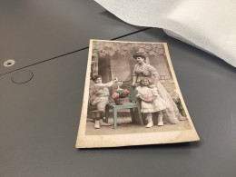 Carte Fantaisie, Photo, Carte Femme Avec Ses Enfants Fille, Garçon Garçon Qui Arrose Des Fleurs Arrosoir - Sonstige & Ohne Zuordnung