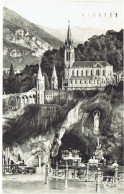 CPSM FRANCE 65 HAUTES-PYRENEES LOURDES - La Basilique Et La Grotte Miraculeuse - 1956 - Lourdes