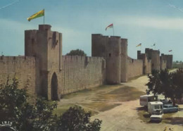 AIGUES MORTES, LA VILLA DE ST LOUIS XIII, LES REMPARTS, VOITURES ANNEE 60, CARAVANES COULEUR  REF 16928 - Aigues-Mortes