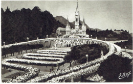 CPSM FRANCE 65 HAUTES-PYRENEES LOURDES - La Basilique Illuminée Et La Procession Aux Flambeaux - 1964 - Lourdes