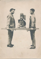 Grande Photographie (13 X 18 Cm) - Deux Ouvriers Portant Un Moteur - Professions