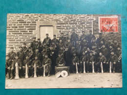 Militaria / Carte Photo Harmonie Militaire Souvenir Du Retour D’une Marche.rgt ? Lieu? 1913 - Personnages
