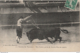 Q20- CORRIDA TOREADOR TORO COURSE DE TAUREAUX -  UNE BONNE PAIRE DE BANDERILLES AU CUARTO - EDITEUR  P. RUAT , MARSEILLE - Corrida