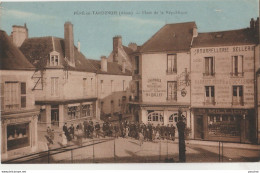  Q16-02) FERE EN TARDENOIS (AISNE)  PLACE DE LA REPUBLIQUE - (TRES ANIMEE - COMMERCES - HABITANTS - 2 SCANS - Fere En Tardenois