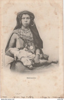 Q13- TUNISIE - BEDOUINE - ALLAITANT SON BEBE - (EDITEUR F. SOLER , TUNIS - SEINS NUS - 1903 - 2 SCANS - Tunisie