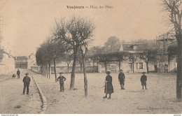 Q12-93) VAUJOURS - PLACE DES FETES  - (HABITANTS - ENFANTS - ECOLIERS - CERCEAU - 2 SCANS) - Autres & Non Classés