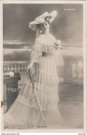 Q10- ARTISTE FEMME - FRAU - LADY - REJANE  - THEATRE DE VAUDEVILLE  - PAR REUTLINGER , PARIS - (2 SCANS) - Entertainers