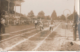 24) BERGERAC - CARTE PHOTO BONDIER - LE 15 AOUT 1941 - L'ARRIVEE DU 200 M. CHARRET (SPORT- STADE - ATHLETISME - 2 SCANS) - Bergerac