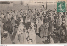 R20- ALGERIE - SUR UN MARCHE ARABE - (A NOTER L' OBLITERATION DE SIDI BEL ABBES) - Scenes