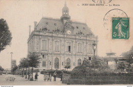 R17-94) VRY SUR SEINE -  LA MAIRIE - (ANIMEE - PERSONNAGES - HABITANTS - ENFANTS) - Ivry Sur Seine