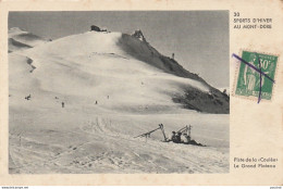 R17-63) SPORTS D'HIVER AU MONT-DORE -  PISTE DE LA COULEE - LE GRAND PLATEAU  - (ANIMEE - SKIEURS - 2 SCANS) - Le Mont Dore