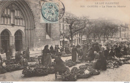 R16-46) CAHORS (LE LOT ILLUSTRE )  LA PLACE DU MARCHE - (TRES ANIMEE - HABITANTS - VILLAGEOIS) - Cahors