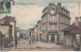 15) AURILLAC -(CANTAL) DE L'AVENUE DE LA REPUBLIQUE JE VOUS ENVOIE UN BONJOUR - (ANIMEE - HABITANTS - COULEURS) - Aurillac