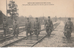 93) SAINT- DENIS - GRÈVE DES CHEMINS DE FER (NORD) UNE PATROUILLE PARCOURANT LES VOIES DU PONT DE LA BRICHE  - (2 SCANS) - Saint Denis