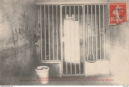 R4-94) PRISON DE FRESNES - INTERIEUR D'UNE CELLULE DU QUARTIER DE CORRECTION (VUE PRISE DU FOND DE LA CELLULE) - Fresnes