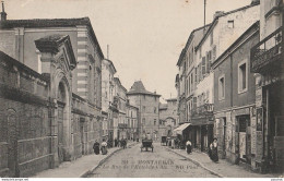 R3-82) MONTAUBAN - LA RUE DE L'HOTEL DE VILLE - (ANIMEE - HABITANTS - 2 SCANS)   - Montauban