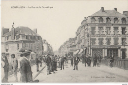 R3-03) MONTLUCON - LA RUE DE LA REPUBLIQUE   - (TRES ANIMEE  - 2 SCANS) - Montlucon