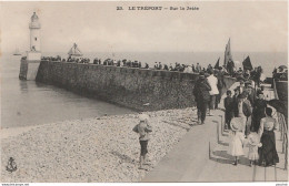 R3-76) LE TREPORT - SUR LA JETEE - (ANIMEE - PROMENEURS - 2 SCANS) - Le Treport