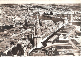 EN AVION AU-DESSUS DE ... LA ROCHELLE (17) La Tour De Lanterne Et L'Entrée Du Port (Ed : LAPIE)  CPSM  GF - La Rochelle