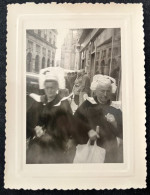 Photo Ancienne Originale Snapshot QUIMPER BRETAGNE MARCHE 1950 8 X 10 CM ( RefJS2) - Quimper