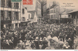 R25-29) QUIMPER - LA PLACE ET LA RUE SAINT FRANCOIS - (TRES  ANIMEE - HABITANTS - 2 SCANS) - Quimper