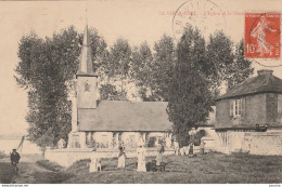 R24-27) LE VIEUX PORT (EURE) L ' EGLISE ET LA PLACE - (ANIMEE - PERSONNAGES) - Autres & Non Classés