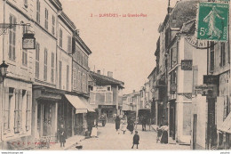 R24-17) SURGERES - LA GRANDE RUE - (ANIMEE - HABITANTS - COMMERCES) - Surgères