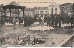 R24-86) MIREBEAU EN POITOU (VIENNE) LE MARCHE AUX OIES - (TRES ANIMEE - 2 SCANS) - Mirebeau