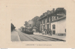 R23-40) LABOUHEYRE (LANDES) LA GARE A MIDI QUARANTE - (ANIMEE - ARRIVEE DU TRAIN - VOYAGEURS - 2 SCANS - Sonstige & Ohne Zuordnung