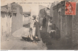 R21- SIDI BEL ABBES (ALGERIE) UNE RUE DU VILLAGE NEGRE - (ANIMEE - HABITANTS) - Sidi-bel-Abbès