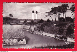 F-17-Ile D'Aix-08P43 Les Phares Et Les Remparts Vauban, Type Photo, BE - Andere & Zonder Classificatie