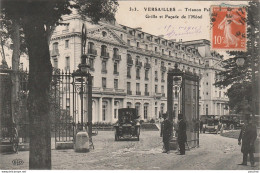 S16-78) VERSAILLES - TRIANON PALACE - GRILLE ET FACADE DE L HOTEL - ( ANIMEE - PERSONNAGES - AUTOMOBILES) - Versailles